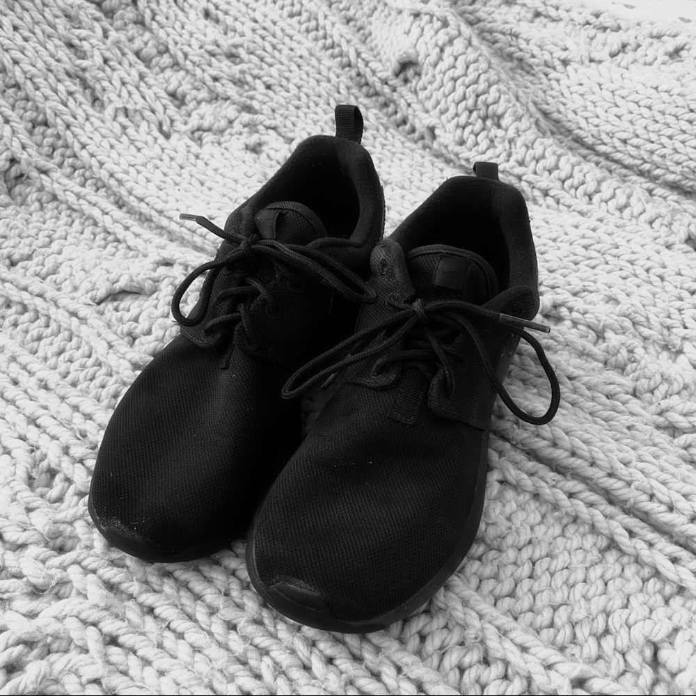 NIKE ROCHES SZ. 6.5!